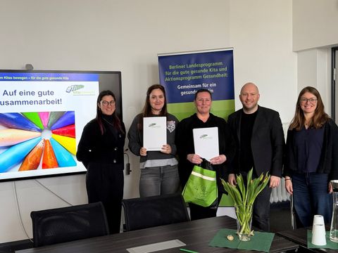 v.l. Tané Walleit (Bezirkskoordination LggK Reinickendorf), Laura Spiger (Erzieherin Kita Schillingstraße), Sabine Fuchs (Pädagogische Leiterin Kita Schillingstraße), Alexander Ewers (Bezirksstadtrat für Jugend und Familie), Heike Schuchardt (Landeskoordinatorin LggK)