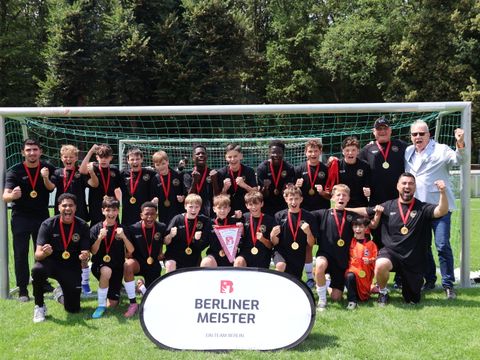 Riesenfreude beim U13-Juniorenteam des Frohnauer SC und Sportstadtrat Harald Muschner (CDU) über den Gewinn der Berliner Meisterschaft