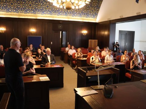 Der BVV-Saal als Bühne der Europassübergabe der Ernst-Litfaß-Schule