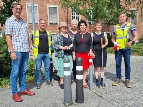 Das Projektteam mit der Bezirksbürgermeisterin Emine Demirbüken-Wegner und Kerstin Köppen, Vorsteherin der BVV (Bild: BA Reinickendorf)
