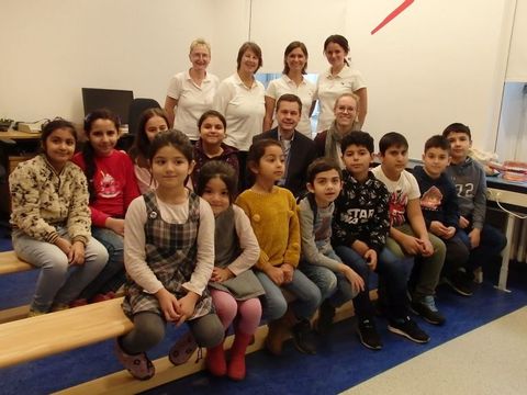 Bezirksstadtrat Uwe Brockhausen mit dem Team des Zahnärztlichen Dienstes und einer Schulklasse der Peter-Witte-Schule (Bild: BA Reinickendorf)