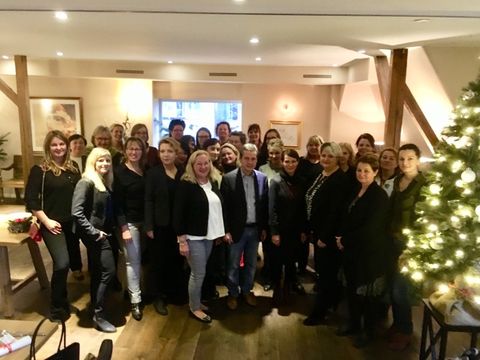 Bezirksstadtrat Uwe Brockhausen mit den Teilnehmerinnen des „Reinickendorfer Ladies Lunch“ (Bild: Daniele Schütz-Diener)