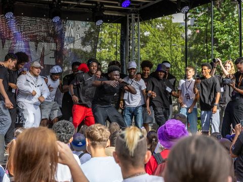 Jugendliche tanzen und feiern ausgelassen auf dem HEATWAVE Festival