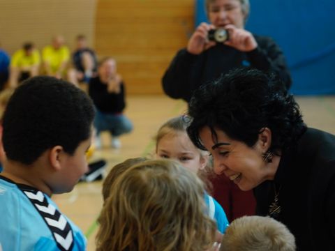 Emine Demirbüken-Wegner freut sich mit den Kleinsten (Bild: Marco Tomasik)