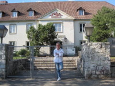 Reinhard Mey vor dem Fuchsbau, Foto Hella Mey