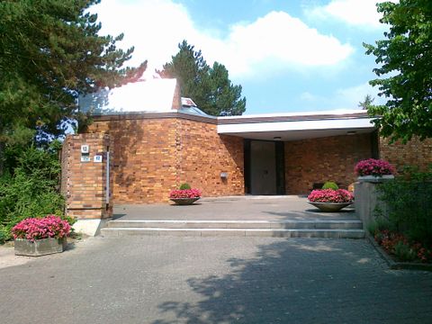 Eingang Feierhalle Friedhof am Fließtal