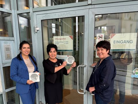 Stickeranbringung an der Humboldt-Bibliothek