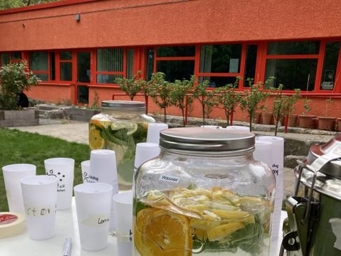 Wasser und Mehrwegbecher beim Clean-Up am ComX