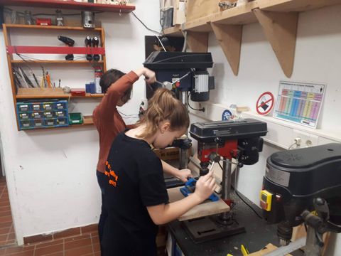 Holzarbeiten in der Maker-Werkstatt. (Bild: METRONOM)