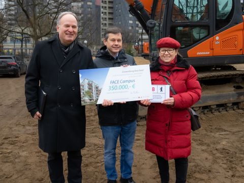Staatssekretärin Ülker Radziwill hat heute einen Scheck in Höhe von 350.000 Euro, den ersten Teil der Gesamtfördersumme von 3,8 Millionen Euro, an den amtierenden Superintendenten Volker Lübke (l.) übergeben. In der Mitte der Bezirksbürgermeister von Berlin-Reinickendorf Uwe Brockhausen. (Bild: Hanna Halfon)