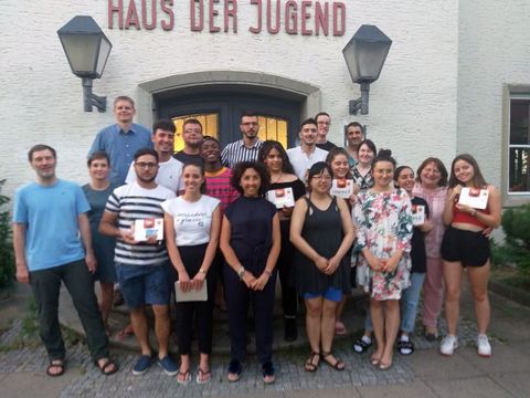 Bezirksstadtrat Tobias Dollase beim Empfang der Delegation aus Sizilien im Fuchsbau. (Bild: Bezirksamt Reinickendorf)