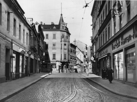 Blick von der Breiten Straße in die Havelstraße 1938, vorne rechts das Geschäft von Martin Oehl („Drei-Eck-Moden“), dahinter das Geschäft von Familie Hochmann. Beide Geschäfte wurden in der Pogromnacht geplündert. (Bild: Archiv des Stadtgeschichtlichen Museums Spandau)