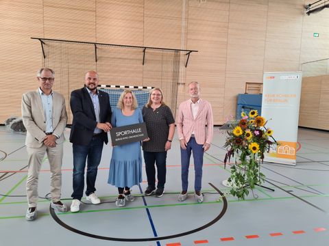 Im Bild (v.l.n.r.): Leiter der Steuergruppe der Taskforce Schulbau Norbert Illiges, Spandaus Bildungsstadtrat Frank Bewig, Schulleiterin Kristin Nogai, Bezirksbürgermeisterin Dr. Carola Brückner und Leiter der Abteilung Hochbau der Senatsverwaltung für Stadtentwicklung, Bauen und Wohnen Hermann-Josef Pohlmann (Bild: Bezirksamt Spandau)