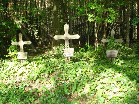 Ansicht alter Grabmäler mit Kreuzen auf dem Friedhof Staaken