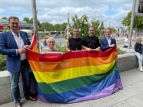 v.l. Gregor Kempert, Sozialstadtrat, Nora Eckert, Vorständin Verein „TranInterQueer“, Jane Rieck, Koordination und Durchführung Projekt „qu:ib –queer im beruf“, Christopher Schreiber und Alexander Scheld vom Lesben- und Schwulenverband Berlin Brandenburg