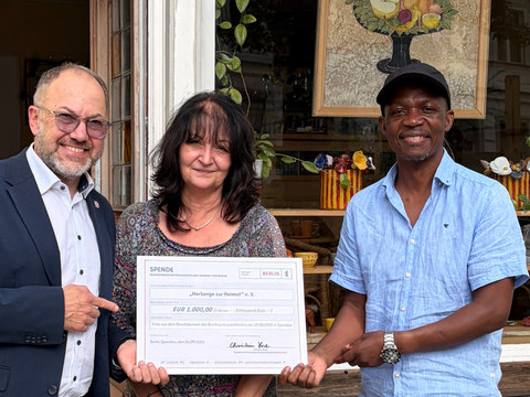 Vorsteher Christian Heck übergab den stellvertretenden Geschäftsführenden Claudia Biberger (Personal) und Moses Bwalya (Finanzen) der „Herberge zur Heimat“ den Spenden-Erlös eines Benefizkonzertes