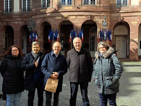Die Besucher stehen vor dem Rathaus Straßburg