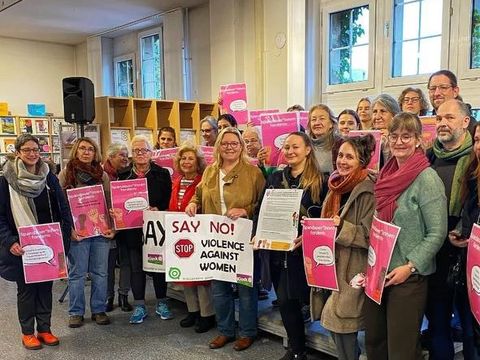 Gruppenfoto Frauenbeirat Spandau in der Stadtbibliothek mit der stellvertretenden Bezirksbürgermeisterin Frau Dr. Carola Brückner