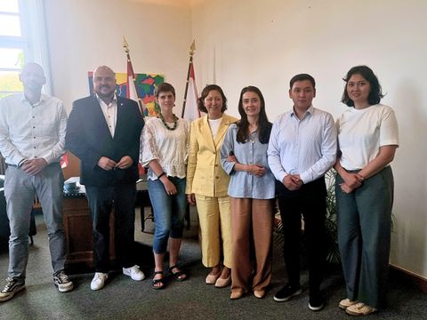 Sargon Lang, Bezirksbürgermeister Frank Bewig und Mirjam Ottlewski begrüßen vier Gäste vom Inklusionsbüro der deutschen Delegation aus Almaty, Kasachstan (Bild: BA Spandau)