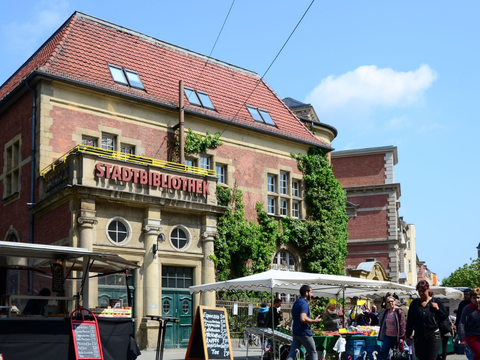 Bezirkszentralbibliothek Spandau mit Marktständen davor