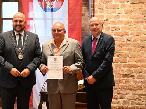 Ehrennadel 2026 - Armin Wohlfarth mit Bezirksbürgermeister Frank Bewig und stellvertretender Vorsteher der BVV Uwe Ziesack (Bild: BA Spandau)