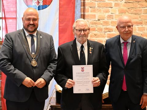 Ehrennadel 2026 - Dr. Klaus Leichter mit Bezirksbürgermeister Frank Bewig und stellvertretender Vorsteher der BVV Uwe Ziesack (Bild: BA Spandau)