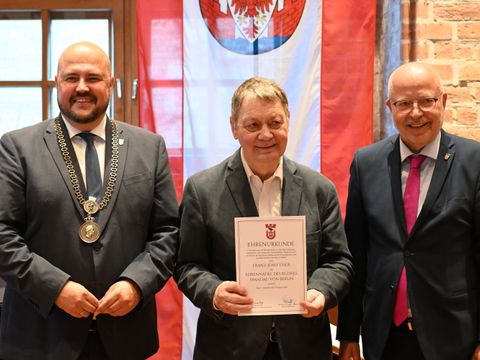 Ehrennadel 2026 - Franz-Josef Esser mit Bezirksbürgermeister Frank Bewig und stellvertretender Vorsteher der BVV Uwe Ziesack (Bild: BA Spandau)