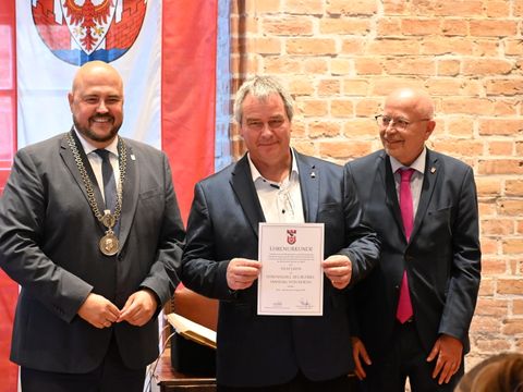 Ehrennadel 2026 - Olaf Jahn mit Bezirksbürgermeister Frank Bewig und stellvertretender Vorsteher der BVV Uwe Ziesack (Bild: BA Spandau)