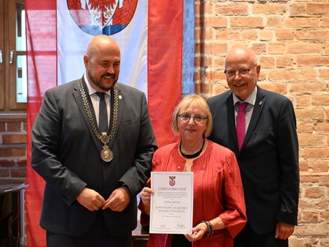 Ehrennadel 2026 - Sigrid Meyer mit Bezirksbürgermeister Frank Bewig und stellvertretender Vorsteher der BVV Uwe Ziesack (Bild: BA Spandau)
