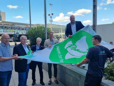 Hissen der Mayors for Peace Flagge vor dem Rathaus Spandau (Bild: BA Spandau)