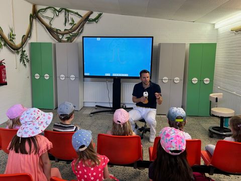 Dr. Jan Lukas Müller, Leiter des Zahnärztlichen Dienstes Spandau, zeigt den Kindern der Kita "Picheldorfer Zwerge", wie Karies aussieht (Bild: Bezirksamt Spandau)