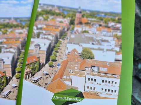 Zwei Auflagen des Gastroguide Altstadt Spandau