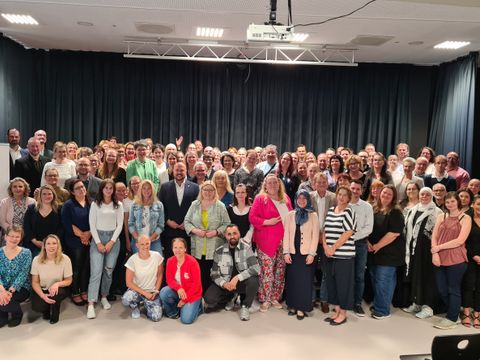 Gruppenbild der Elternehrung mit Bezirksbürgermeister Frank Bewig und Bezirksstadträtin Carola Brückner (Bild: BA Spandau)