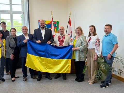 v.l.n.r.: Yael Frankfurt, Karl Ihlenfeld, Nina Masol, • Oleg Ryaboy, Frank Bewig, Volodymyr Moskalenko, Dr. Carola Brückner, Alina Semenenko, Ruslan Yarmolyuk (Bild: BA Spandau)