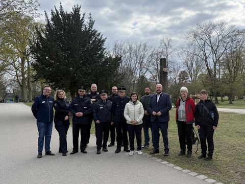 Bezirksbürgermeister Frank Bewig, Bezirksstadträtin Tanja Franzke, Bezirksstadtrat Thorsten Schatz sowie Vertreterinnen und Vertreter von Polizei, Ordnungsamt, Straßen- und Grünflächenamt und des Streetwork-Projekts SPAX im Münsinger Park