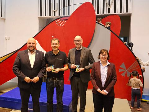 v.l.n.r. Frank Bewig, Bezirksbürgermeister, Thorsten Schwemmler, Fa. Kambium, Alexander Galipp, EGA-Schuhmode, Tanja Franzke, Bezirksstadträtin Jugend und Gesundheit vor rotem Elefanten (Bild: BA Spandau)