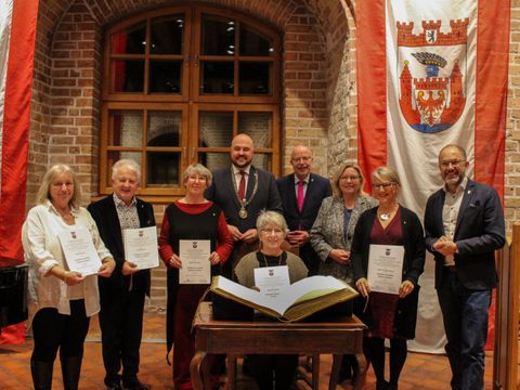 v.l.n.r.: Marina Gude, Karol Borsuk, Regine Joy Birke, Frank Bewig, Uwe Ziesack, Carola Brückner, Katrin Germershausen, Christian Heck; vorne: Monika Tampe (Bild: BA Spandau)