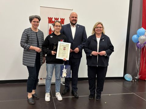 Paula Pichier, Sportlerin des Jahres 2024, gemeinsam mit Schul- und Sportamtsleiterin Astrid Knüppel (links), Bezirksbürgermeister Frank Bewig und Sportstadträtin Dr. Carola Brückner. (Bild: Bezirksamt Spandau)