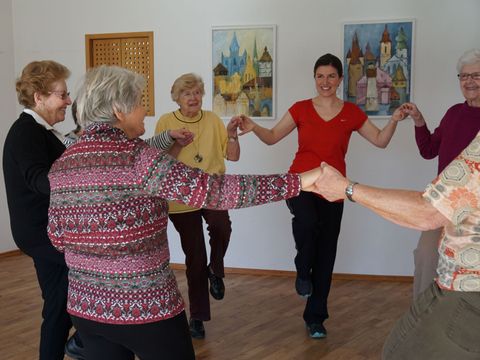„Trittsicher in die Zukunft“ Neue Bewegungskurse für ältere Menschen ab September in Spandau
