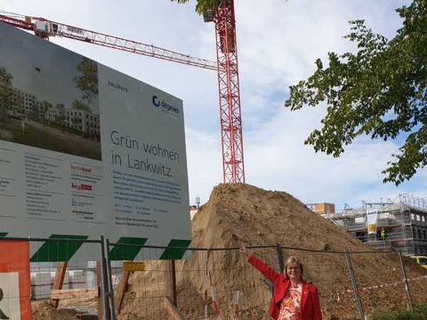 Bezirksbürgermeisterin Cerstin Richter-Kotowski vor dem Rohbau Dessauerstraße 37/i39