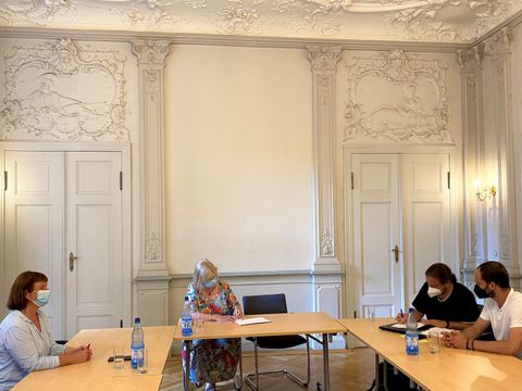 v.l.n.r.: Bezirksstadträtin C. Böhm, Bezirksbürgermeisterin C. Richter-Kotowski, F.-J. Schmitt und P. Hätti (Initiative für Hochbegabung e.V. InfHo (Bild: Bezirksamt Steglitz-Zehlendorf)