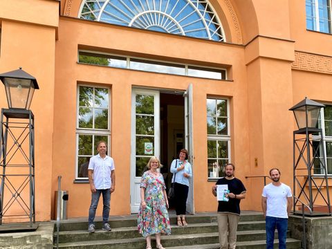 v.l.n.r.: M. Kühnert (Bezirksamt Steglitz-Zehlendorf), Bezirksbürgermeisterin C. Richter-Kotowski, Bezirksstadträtin C. Böhm, F.-J. Schmitt und P. Hätti (Initiative für Hochbegabung e.V. InfHo (Bild: Bezirksamt Steglitz-Zehlendorf)