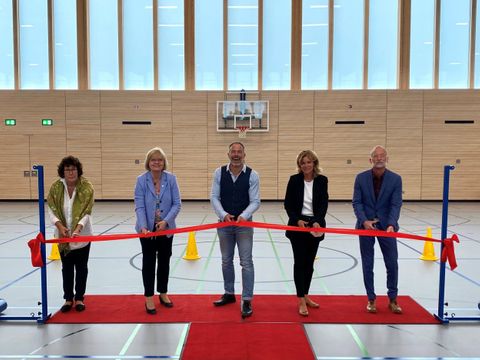 Eröffnung der Sporthalle der Grundschule am Stadtpark Steglitz (v.l.n.r: Bezirksstadträtin Maren Schellenberg, Bezirksbürgermeisterin von Steglitz-Zehlendorf Cerstin Richter-Kotowski, Schulleiter der Grundschule am Stadtpark Steglitz Matthias Meyer, Staatsekretärin Beate Stoffers, Leiter der Abteilung Hochbau der Senatsverwaltung für Stadtentwicklung und Wohnen Hermann-Josef Pohlmann) (Bild: Bezirksamt Steglitz-Zehlendorf)