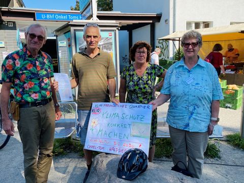 v.l.n.r. Peter Schrage-Aden, Christian Küttner, Bezirksstadträtin Maren Schellenberg und Gabriele Schulze (Bild: Bezirksamt Steglitz-Zehlendorf)