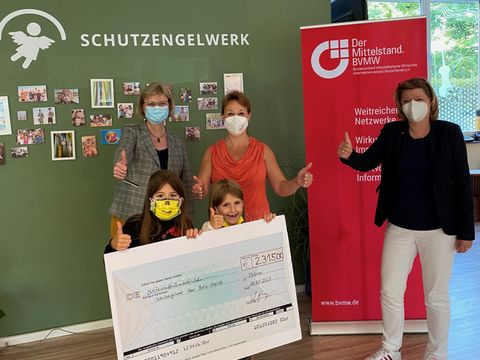Scheckübergabe an das Schutzengelhaus, SchutzengelWerk - hinten v.l.n.r. Bezirksbürgermeisterin Cerstin Richter-Kotowski, Bianca Sommerfeld (SchutzengelWerk) und Regina Warwel (Bundesverband der mittelständischen Wirtschaft, Unternehmerverband Deutschlands e.V.) (Bild: Bezirksamt Steglitz-Zehlendorf)