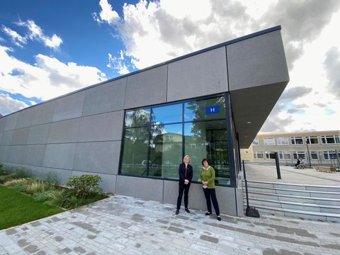 Bezirksbürgermeisterin Cerstin Richter-Kotowski und Bezirksstadträtin Maren Schellenberg vor der Sporthalle (Bild: Bezirksamt Steglitz-Zehlendorf)