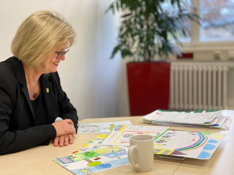 Bezirksbürgermeisterin Cerstin Richter-Kotowski betrachtet Bilder des Malwettbewerbs Mayors for Peace 2021 (Bild: Bezirksamt Steglitz-Zehlendorf)