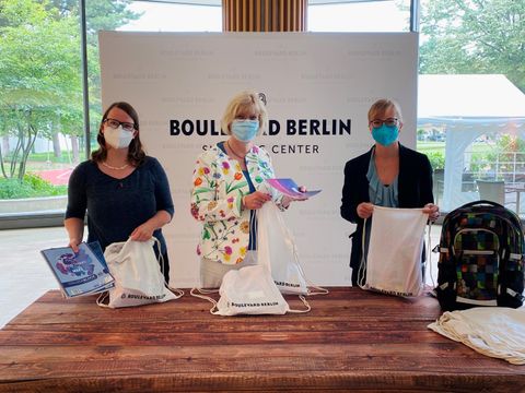 Schulstartpakete Aktion - v.l.n.r. Laura Stradt (Diakonisches Werk Steglitz und Teltow-Zehlendorf), Bezirksbürgermeisterin Cerstin Richter-Kotowski und Franziska Krause (Boulevard Berlin) (Bild: Bezirksamt Steglitz-Zehlendorf)
