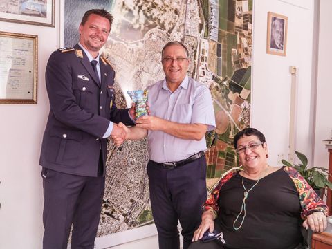 Übergabe Buddy-Bär durch Bundesluftwaffe an Kiriat-Bialik: Hauptmann Stephan Jeglinski, Bürgermeister Eli Dukorsky und seine Stellvertreterin Dr. Revital Schwartz-Svirsky (Bild: Bundesluftwaffe/Falk Bärwald)
