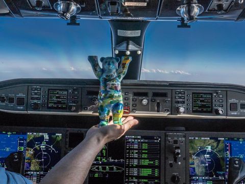 Buddy-Bär aus Steglitz-Zehlendorf an Bord der Bundesluftwaffe auf dem Weg in die Partnerstadt Kiriat-Bialik (Bild: Bundesluftwaffe)
